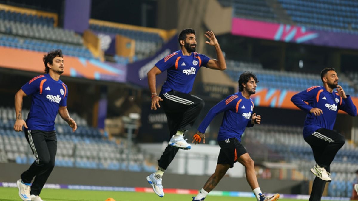 वरुण चक्रवर्ती (सबसे दाएं) ने 4 मार्च को भी प्रैक्टिस की. (Photo: Getty)