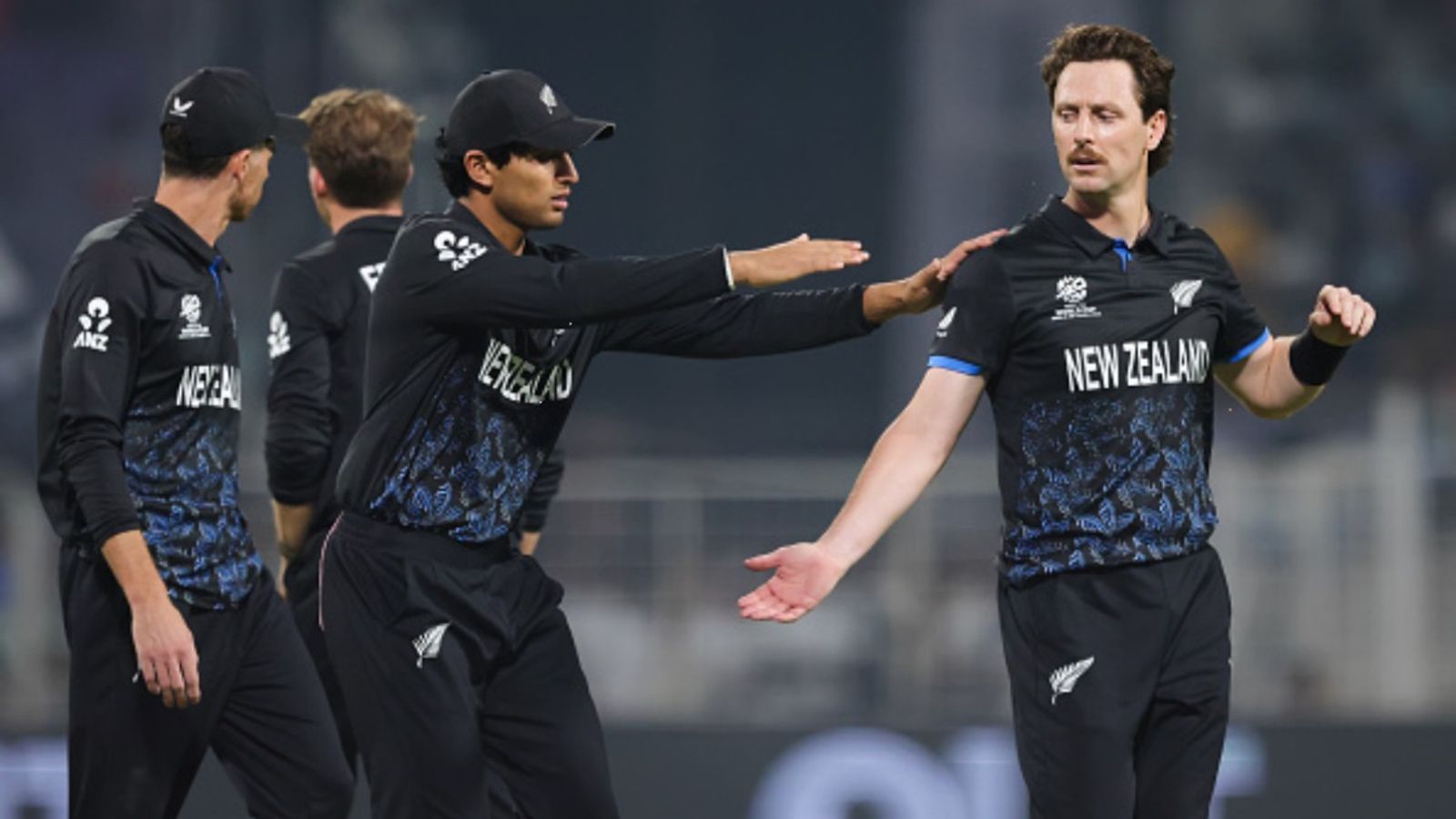 3 देश, 6 दिन, 21 हजार किलोमीटर का सफर फिर 4 ओवर में 2 विकेट, न्यूजीलैंड के खिलाड़ी ने तो कमाल कर दिया मैट हेनरी (सबसे दाएं) 2023 के बाद से सबसे सफल गेंदबाज हैं. (Photo: Getty)