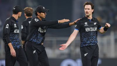 3 देश, 6 दिन, 21 हजार किलोमीटर का सफर फिर 4 ओवर में 2 विकेट, न्यूजीलैंड के खिलाड़ी ने तो कमाल कर दिया SportsTak Hindi