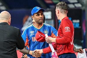 T20 WC : इंग्लैंड के खिलाफ सेमीफाइनल से पहले बड़ी आफत में फंसी टीम इंडिया, जानें Playing XI SportsTak Hindi