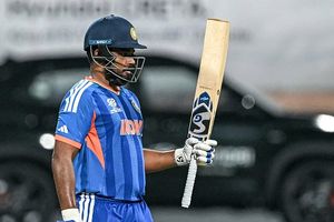 इंग्लैंड के कप्तान से हुई बड़ी चूक, 15 रन पर किया संजू सैमसन का कैच ड्रॉप, मिली सजा SportsTak Hindi