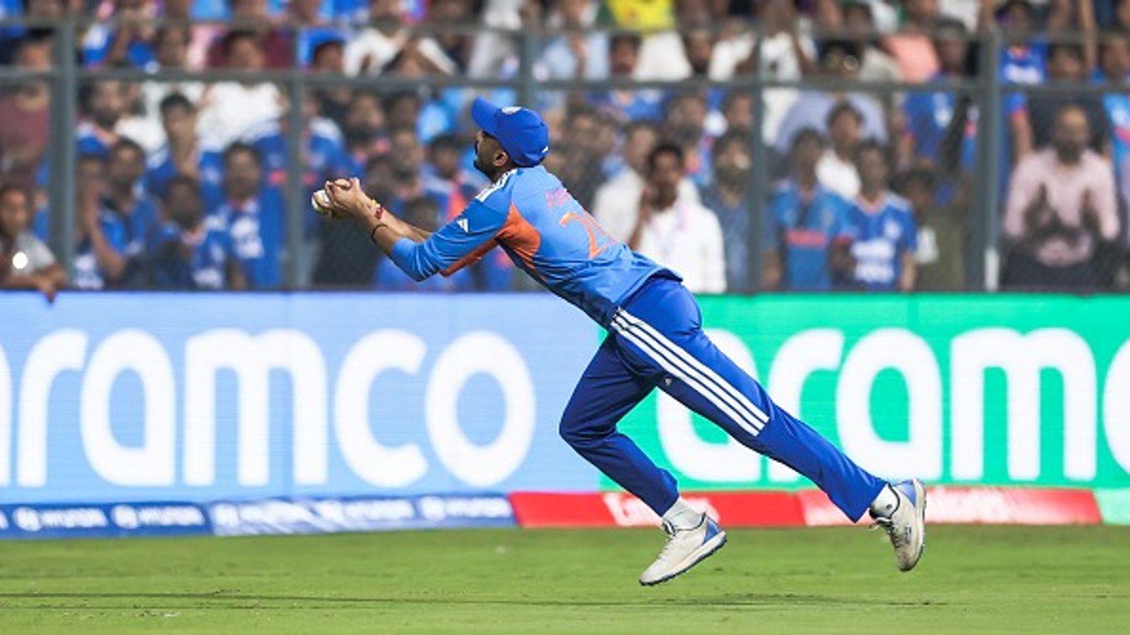 फिल सॉल्ट या हैरी ब्रूक, इंग्लैंड के खिलाफ सेमीफाइनल में अक्षर पटेल का कौनसा रहा सबसे फेवरेट कैच? हैरी ब्रूक का कैच लेते अक्षर पटेल (PC: Getty)