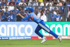 फिल सॉल्ट या हैरी ब्रूक, इंग्लैंड के खिलाफ सेमीफाइनल में अक्षर पटेल का कौनसा रहा सबसे फेवरेट कैच? SportsTak Hindi