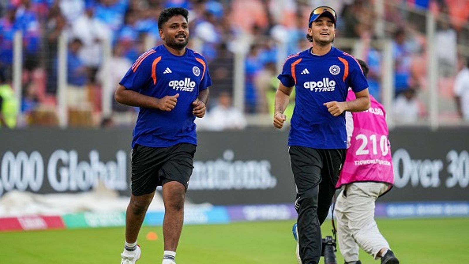 T20 World Cup: अभिषेक शर्मा फाइनल में खेलेंगे बड़ी पारी! इंग्लैंड के खिलाफ जीत के बाद संजू सैमसन का दावा अभिषेक शर्मा टी20 वर्ल्ड कप में खराब फॉर्म से जूझ रहे हैं. (PC: Getty)