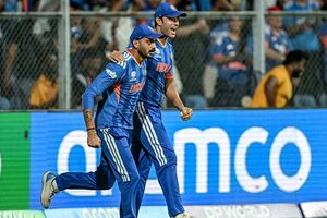 'पांच छक्के तो नहीं खाऊंगा', आखिरी ओवर के लिए तैयार थे अक्षर पटेल, फिर क्यों दुबे को भेजा गया? SportsTak Hindi