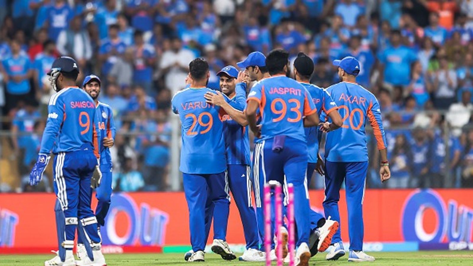 भारत के लिए पहली बार टी20 वर्ल्ड कप खेलेंगे ये खिलाड़ी, जानें कितनों के पास है इतिहास बनाने का मौका विकेट मिलने के बाद जश्न मनाती टीम इंडिया (PHOTO: GETTY)