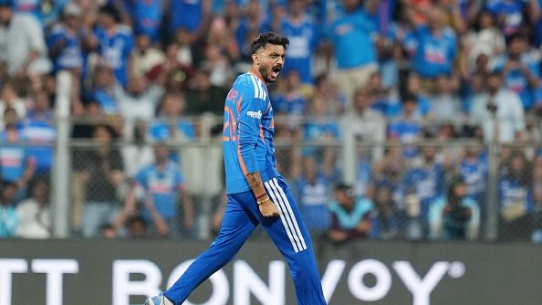 विकेट लेने के बाद जश्न मनाते अक्षर पटेल (photo: getty)