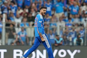 सुनील गावस्कर ने अक्षर पटेल की जमकर की तारीफ, कहा- इस खिलाड़ी की कमी पूरी कर रहे हैं 'बापू' SportsTak Hindi