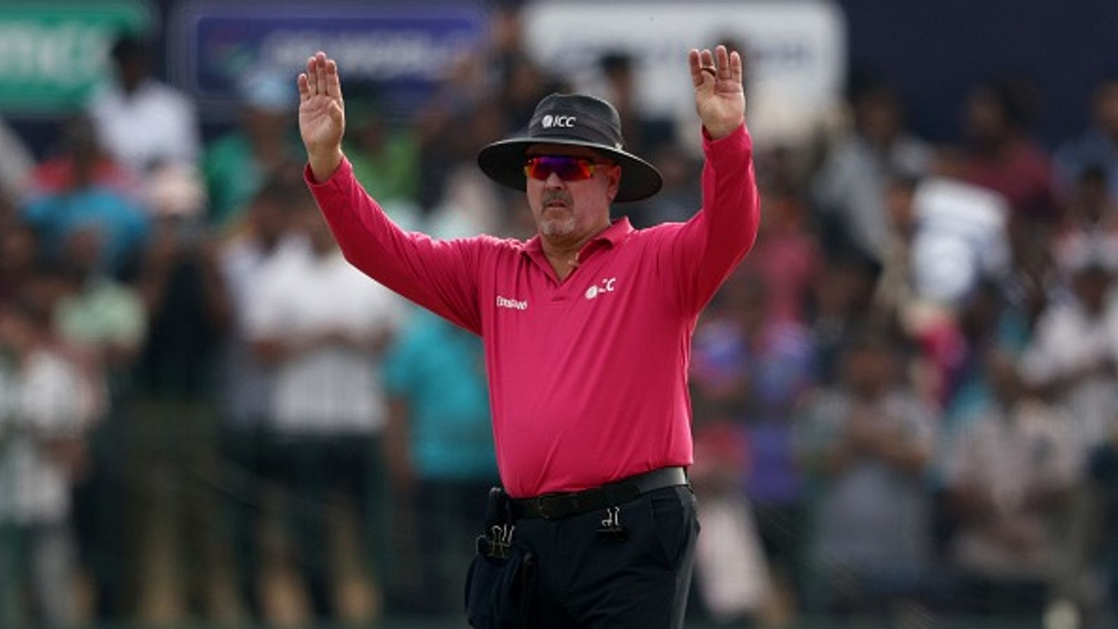 टीम इंडिया पिछली बार जिसके रहते बनी वर्ल्ड चैंपियन, ICC ने फाइनल के लिए उसी अंपायर को फिर से चुना एक मैच के दौरान अंपायरिंग करते हुए रिचर्ड इलिंगवर्थ