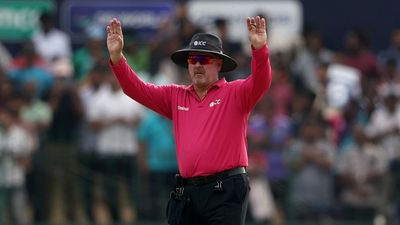 टीम इंडिया पिछली बार जिसके रहते बनी वर्ल्ड चैंपियन, ICC ने फाइनल के लिए उसी अंपायर को फिर से चुना Richard Illingworth umpiring a match