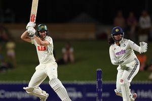 IND vs AUS : एनाबेल की कहर गेंदबाजी से 198 पर सिमटी टीम इंडिया, ऑस्ट्रेलिया ने पहले दिन कसा शिकंजा SportsTak Hindi