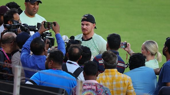 मीडिया से बातचीत करते ग्लेन फिलिप्स (photo: getty)