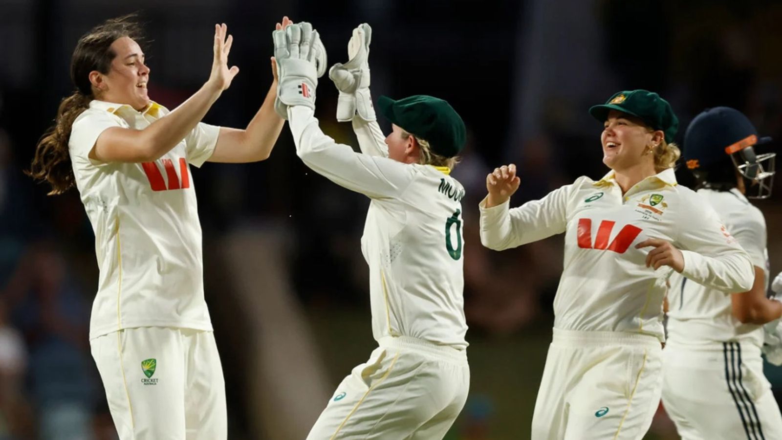 IND W vs AUS W: भारत पर पारी की हार का खतरा, 19 साल की बॉलर ने बरपाया कहर, प्रतिका भरोसे टीम इंडिया लूसी हैमिल्टन ने भारत के सामने टेस्ट डेब्यू किया. (Photo: Getty)