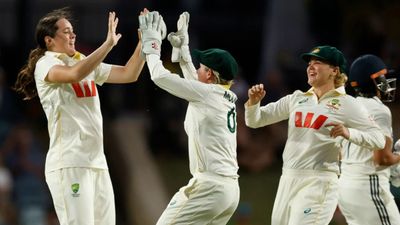 IND W vs AUS W: भारत पर पारी की हार का खतरा, 19 साल की बॉलर ने बरपाया कहर, प्रतिका भरोसे टीम इंडिया SportsTak Hindi