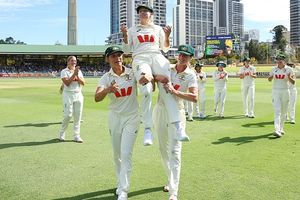 भारत के खिलाफ जीत के बाद एलिसा हीली की इंटरनेशनल क्रिकेट से स्पेशल विदाई, गार्डनर और पैरी ने कंधे पर उठाया, Video SportsTak Hindi