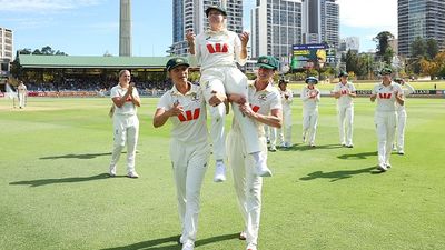 भारत के खिलाफ जीत के बाद एलिसा हीली की इंटरनेशनल क्रिकेट से स्पेशल विदाई, गार्डनर और पैरी ने कंधे पर उठाया, Video SportsTak Hindi