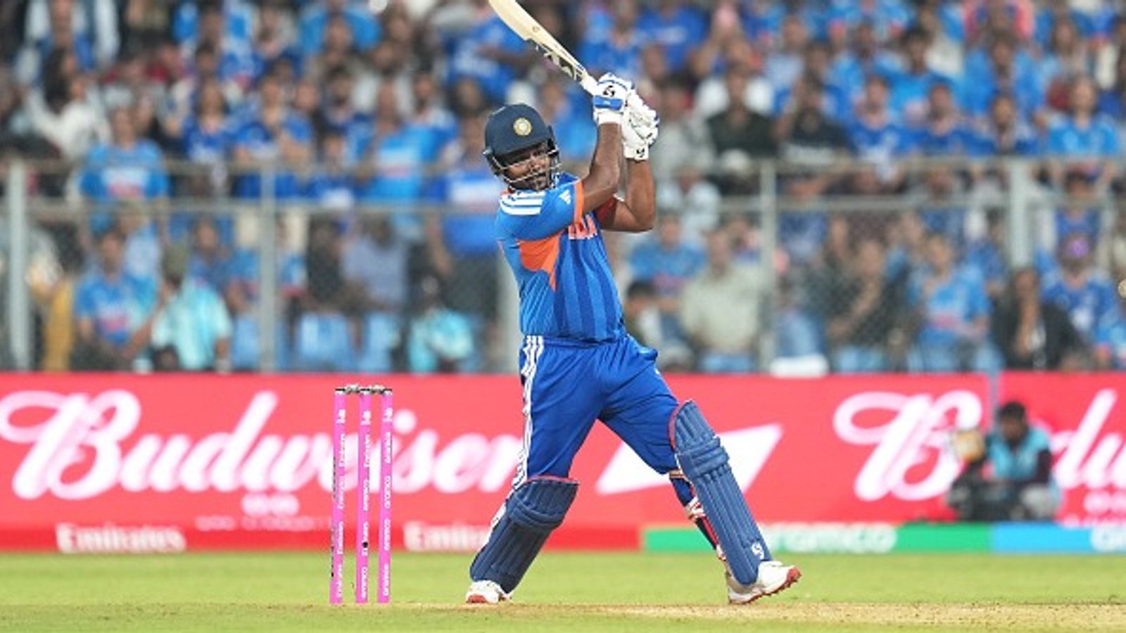 संजू सैमसन नहीं तो T20 WC 2026 में किसने बरसाए सबसे अधिक रन? देखें टॉप-5 लिस्ट इंग्लैंड के खिलाफ मैच में शॉट खेलते संजू सैमसन