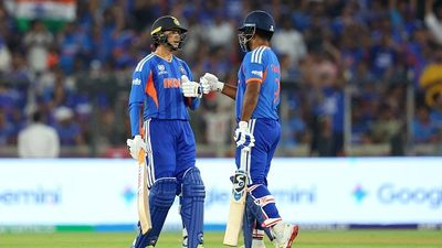 भारत ने T20WC फाइनल में ठोके 255 रन तो इंग्लैंड के पूर्व कप्तान ने उठाए सवाल, टूर्नामेंट पर लगाया बड़ा इल्जाम SportsTak Hindi