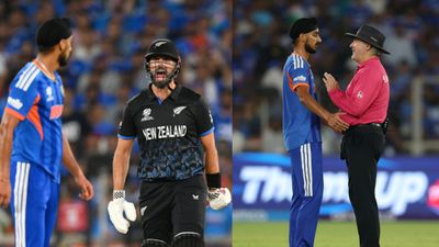 Arshdeep-Mitchell Fight: अर्शदीप ने मिचेल को मारी गेंद, तैश में आया कीवी बल्लेबाज, अंपायर ने भारतीय बॉलर को चेताया, सूर्या ने मांगी माफी SportsTak Hindi