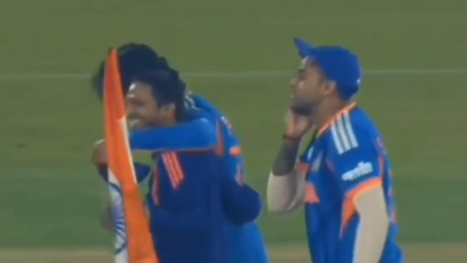 टीम इंडिया के चैंपियन बनते ही सूर्यकुमार यादव ने अहमदाबाद की पिच पर आकर क्या किया? जश्न का VIDEO वायरल सूर्यकुमार यादव