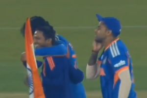 टीम इंडिया के चैंपियन बनते ही सूर्यकुमार यादव ने अहमदाबाद की पिच पर आकर क्या किया? जश्न का VIDEO वायरल SportsTak Hindi