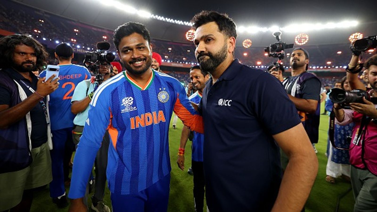 'मौका कभी भी आ सकता है', सच हुई संजू सैमसन से की गई रोहित शर्मा की भविष्यवाणी खिताबी जीत का जश्न मनाते संजू सैमसन और रोहित शर्मा (PC: Getty)