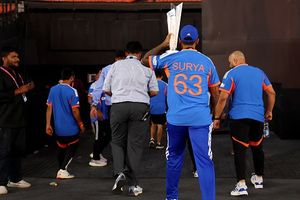 T20 World Cup: सूर्या और गंभीर जश्न को बीच में छोड़ जय शाह के साथ आधी रात ट्रॉफी लेकर कहां गए? SportsTak Hindi