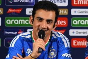 गौतम गंभीर ने एमएस धोनी को 'मुस्कान' वाली बात पर दिया जवाब, जानें हेड कोच ने क्या कहा? SportsTak Hindi