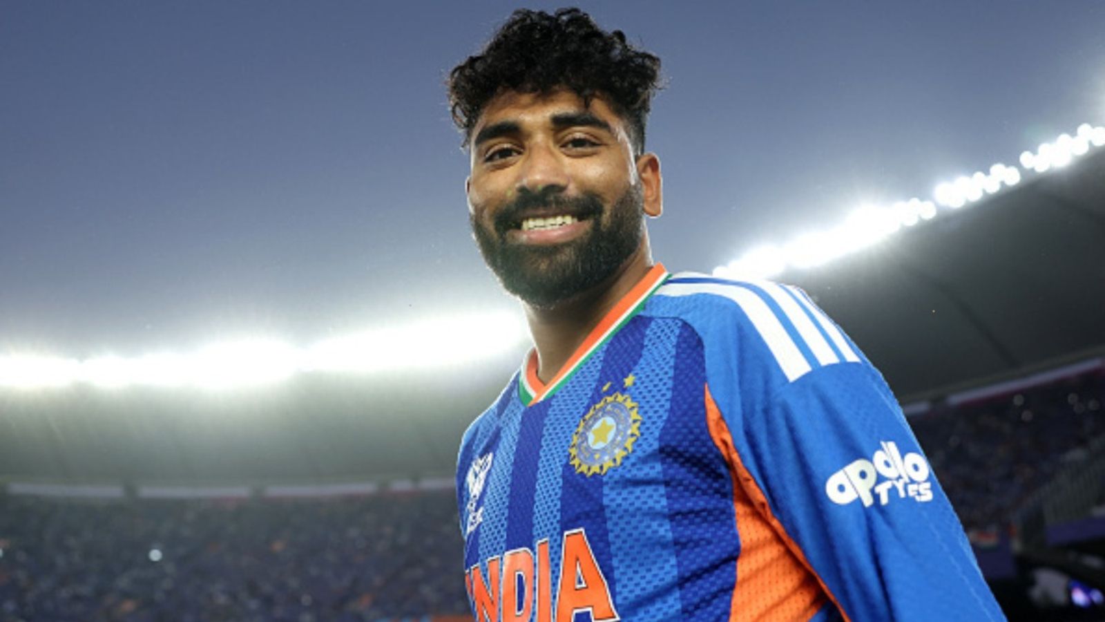 बाहर बैठकर पानी पिलाना..., मोहम्मद सिराज ने हंसते-हंसते बताया प्लेइंग इलेवन से बाहर रहने का दर्द मोहम्मद सिराज ने दूसरी बार टी20 वर्ल्ड कप जीता. (Photo: Getty)