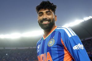 बाहर बैठकर पानी पिलाना..., मोहम्मद सिराज ने हंसते-हंसते बताया प्लेइंग इलेवन से बाहर रहने का दर्द SportsTak Hindi