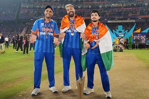 टी20 वर्ल्ड कप फाइनल के बीच क्यों सूर्यकुमार यादव से गेंदबाजी मांगने लगे थे इशान, सामने आई सच्चाई SportsTak Hindi