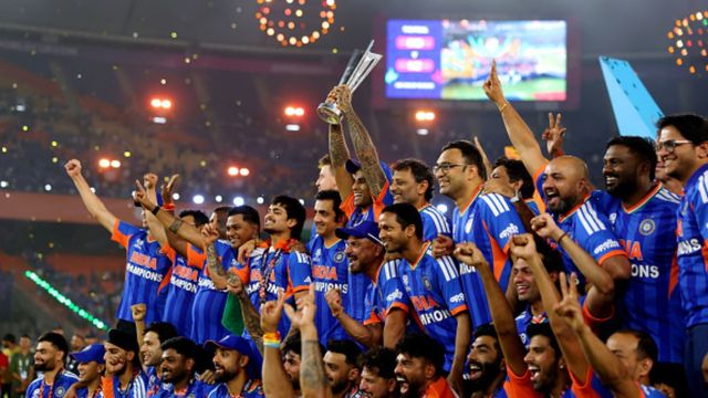 टीम इंडिया के वर्ल्ड चैंपियन बनने पर BCCI ने दी बधाई, पुरस्कार राशि का नहीं किया ऐलान भारत ने तीसरी बार टी20 वर्ल्ड कप जीता है. (Photo: Getty)