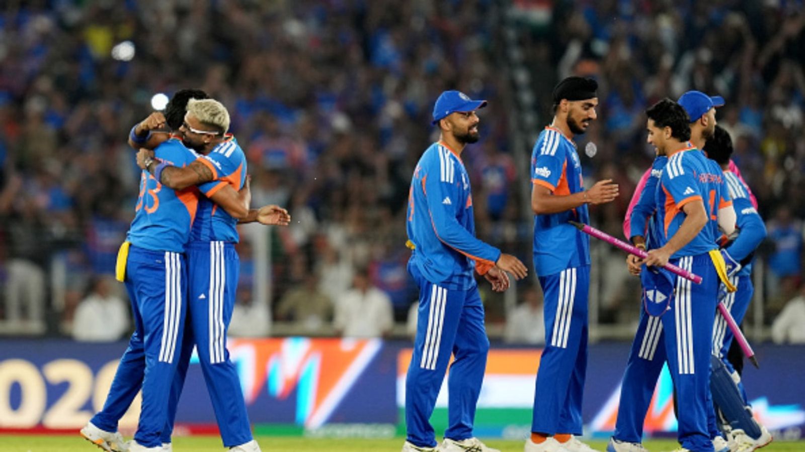 T20 वर्ल्ड कप 2026 में इन गेंदबाजों ने लुटाए सर्वाधिक सिक्सेज, सबसे आगे यह भारतीय सूरमा हार्दिक पंड्या और वरुण चक्रवर्ती टी20 वर्ल्ड कप 2026 में सर्वाधिक छक्के लुटाने वाले बॉलर्स में शामिल रहे. (Photo: Getty)