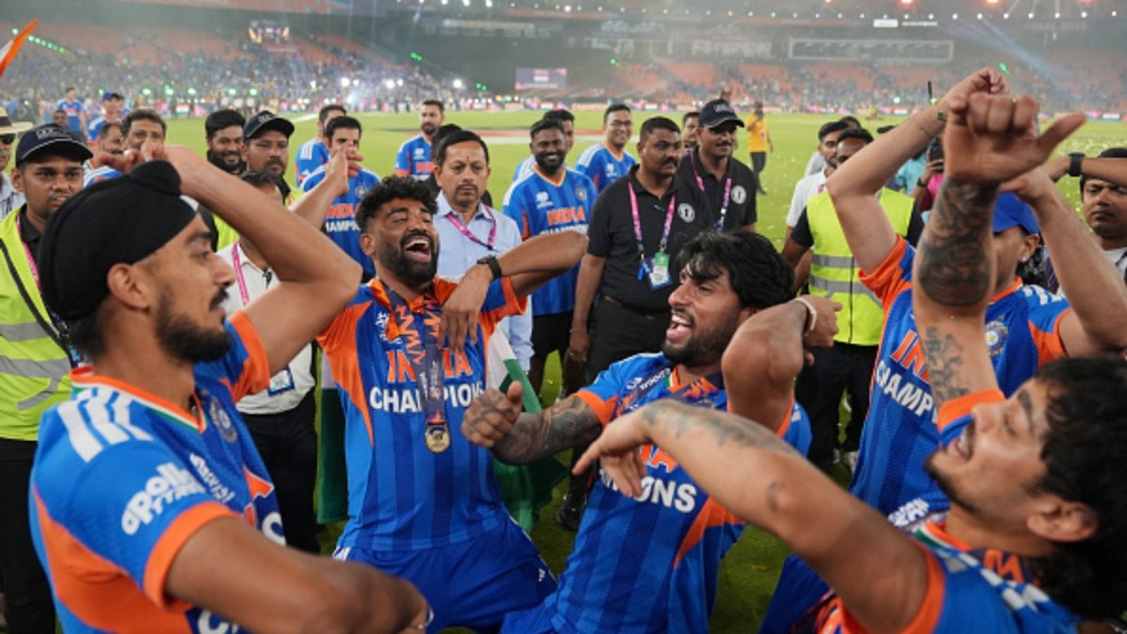 टीम इंडिया को मिलेंगे 131 करोड़ रुपये, T20 वर्ल्ड कप जीत के बाद BCCI का ऐलान भारत ने तीसरी बार टी20 वर्ल्ड कप जीता है. (PhotoL Getty)