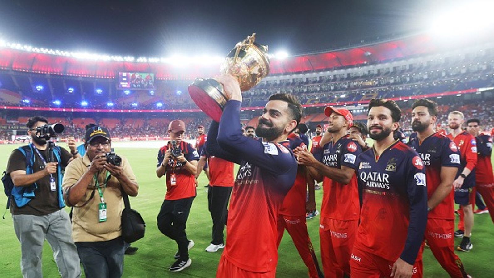 IPL 2026 के पहले मुकाबले में RCB की किससे होगी टक्कर और कब आएगा शेड्यूल, जानें पूरा प्लान आईपीएल ट्रॉफी के साथ विराट कोहली