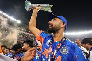 टी20 वर्ल्ड कप जीतने के बाद वरुण चक्रवर्ती को तगड़ा झटका, भारतीय गेंदबाज से छिना नंबर एक का ताज SportsTak Hindi