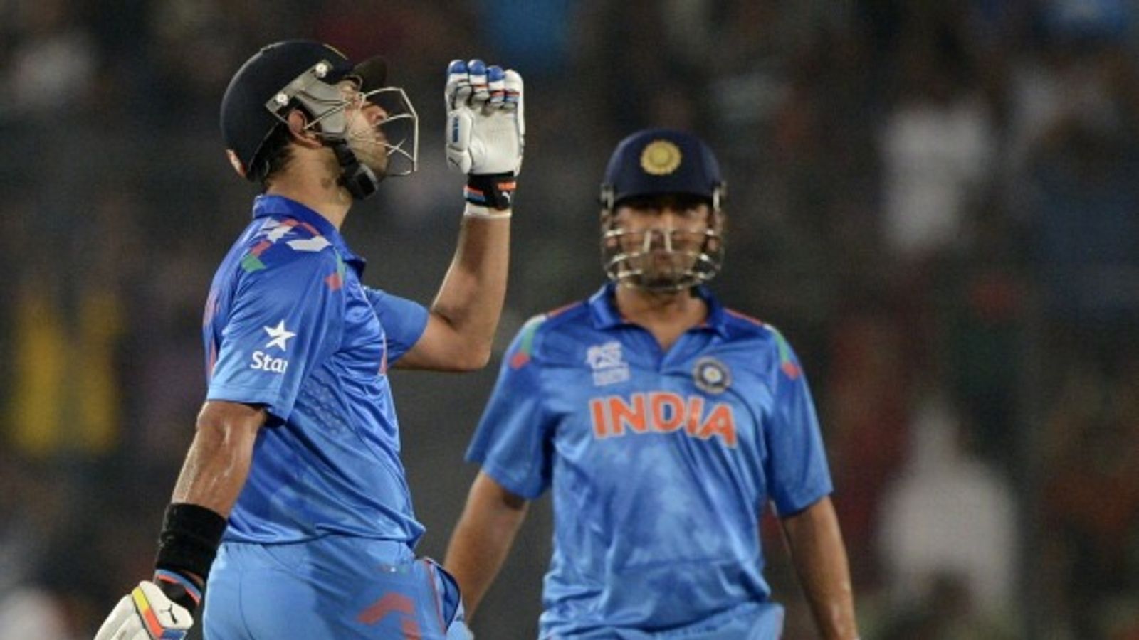 पूर्व चीफ सेलेक्टर का चौंकाने वाला खुलासा, धोनी- युवराज पर दिया बड़ा बयान, बताया सचिन भी हो गए थे हैरान मैच के दौरान युवराज सिंह और एमएस धोनी (photo: getty)