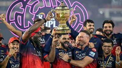 IPL 2026 Schedule: रॉयल चैलेंजर्स बेंगलुरु और सनराइजर्स हैदराबाद के बीच खेला जाएगा पहला मैच, 20 मैचों का शेड्यूल आया सामने SportsTak Hindi