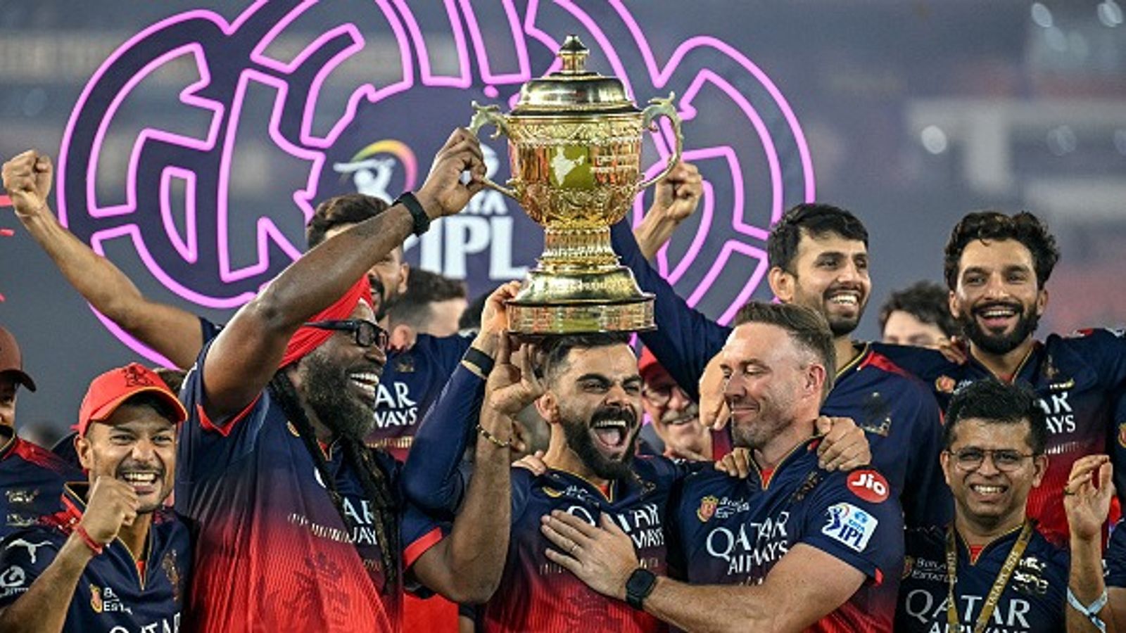 IPL 2026: रॉयल चैलेंजर्स बेंगलुरु की टीम एम चिन्नास्वामी में पहले हाफ में कितने मैच खेलेगी, ये रही पूरी जानकारी जीत के बाद आरसीबी की टीम (PHOTO: GETTY)