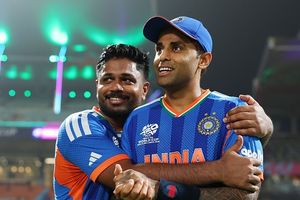 संजू सैमसन को टीम इंडिया की Playing XI से बाहर रखने पर सूर्यकुमार ने उनसे क्या कहा ? अब हुआ बड़ा खुलासा SportsTak Hindi