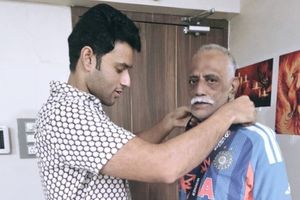 शिवम दुबे ने अपने पिता को पहनाया T20 वर्ल्ड कप जीत का मेडल, दिल जीत लेगा ये VIDEO SportsTak Hindi