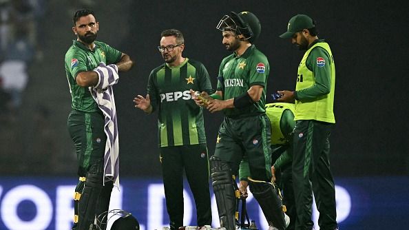 Mike Hesson (2L) speaks to players Fakhar Zaman (L) and Sahibzada Farhan (2R)