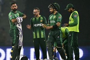 बांग्लादेश के हाथों शर्मनाक हार के बाद पाकिस्तानी क्रिकेटर ने कहा- हेड कोच को गोली मार दो SportsTak Hindi