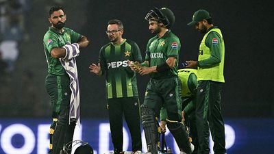 बांग्लादेश के हाथों शर्मनाक हार के बाद पाकिस्तानी क्रिकेटर ने कहा- हेड कोच को गोली मार दो SportsTak Hindi