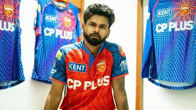 IPL 2026 के लिए पंजाब किंग्स ने लॉन्च की अपनी नई जर्सी, जानें क्या है खास, अय्यर की फोटो की पोस्ट SportsTak Hindi