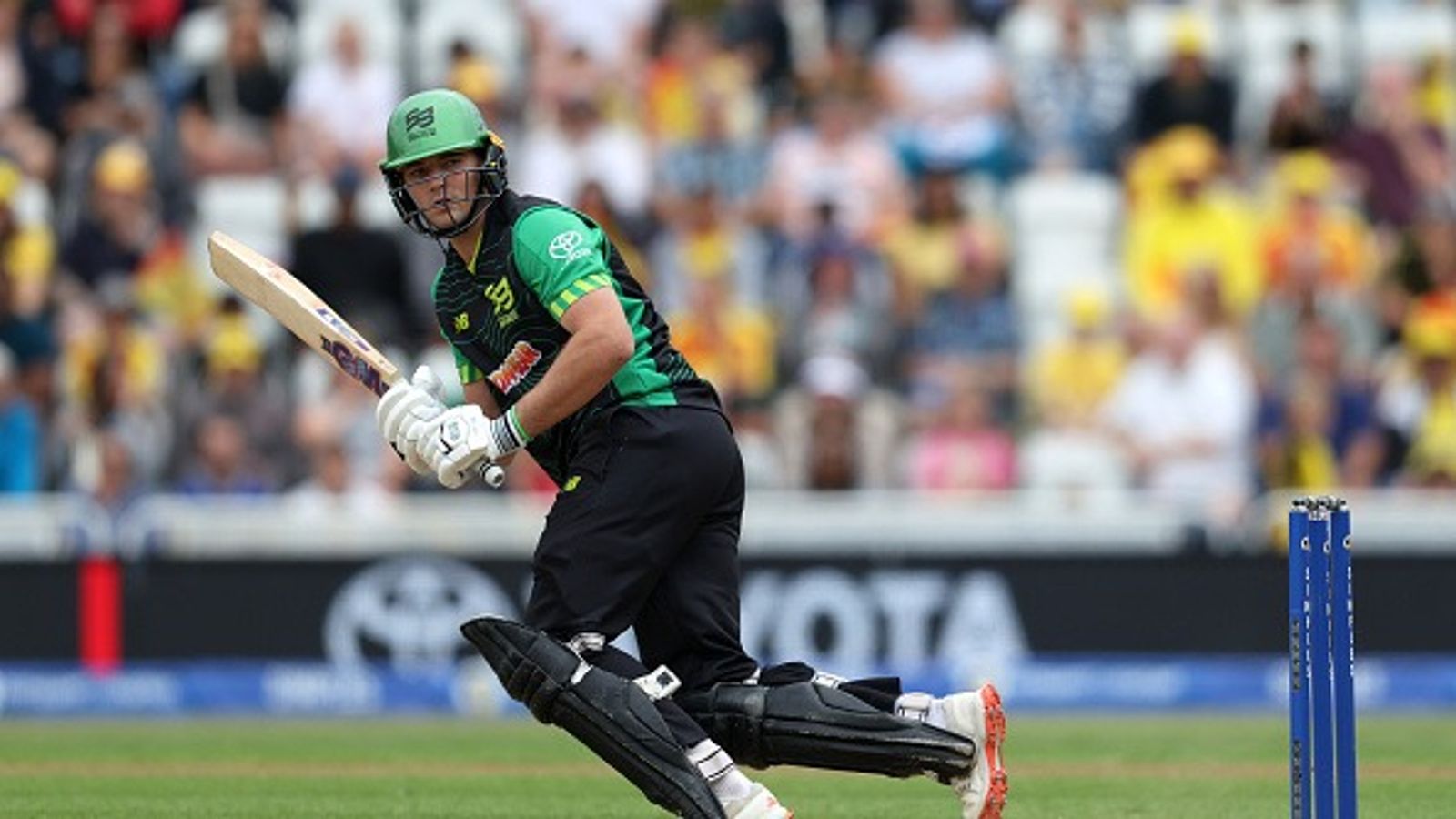 कौन हैं 21 साल के युवा जेम्स कोल्स? जिन पर द हंड्रेड की नीलामी में बरसा पैसा और बने सबसे महंगे प्लेयर एक मैच में बैटिंग के दौरान जेम्स कोल्स