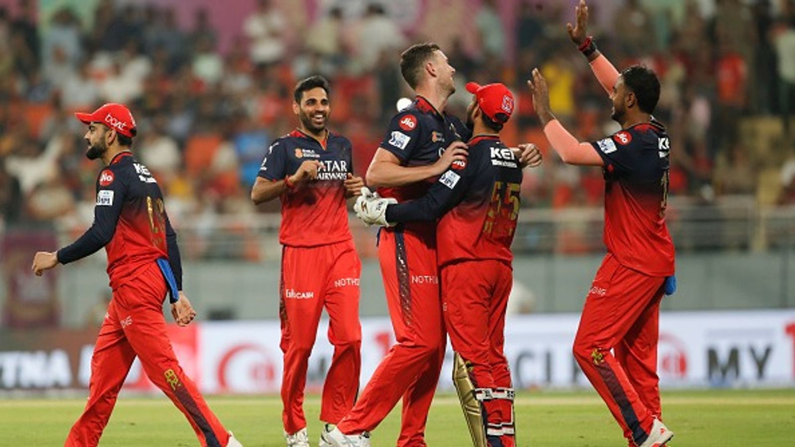 RCB को बड़ा झटका! सनराइजर्स हैदराबाद के खिलाफ मैच से बाहर रहेगा ये धाकड़ तेज गेंदबाज, जानें क्यों ? एक मैच में विकेट लेने के बाद जोश हेजलवुड