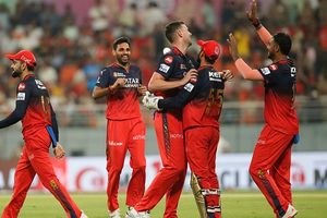 RCB को बड़ा झटका! सनराइजर्स हैदराबाद के खिलाफ मैच से बाहर रहेगा ये धाकड़ तेज गेंदबाज, जानें क्यों ? SportsTak Hindi