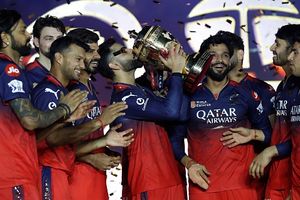 RCB IPL 2026 Full Schedule: डिफेंडिंग चैंपियन रॉयल चैलेंजर्स बेंगलुरु खेलेगी आईपीएल 2026 का पहला मैच, जानें पूरा शेड्यूल SportsTak Hindi