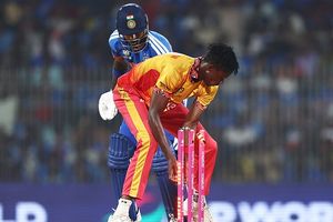 KKR के बुलावे पर 6 फुट 8 इंच लंबे गेंदबाज ने PSL को मारी लात, अब खेलेगा IPL SportsTak Hindi